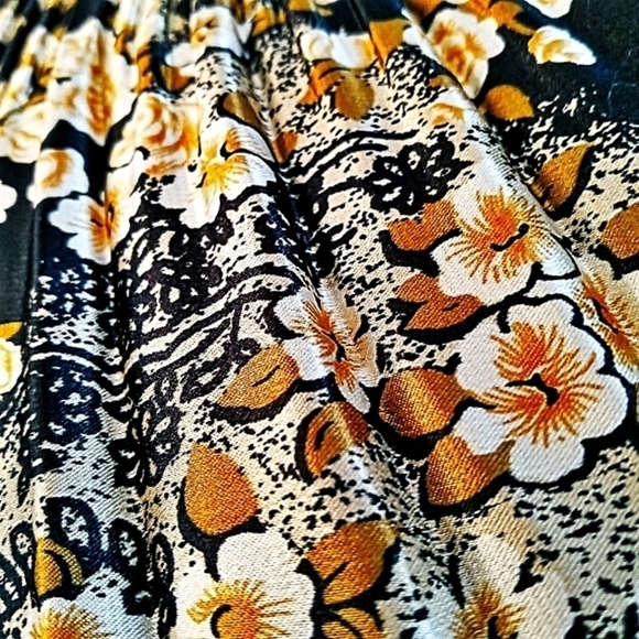 𝅺Accordion Pleated Medium Brown Orange Cream Floral Sleeveless Blouse - Picture 3 of 6